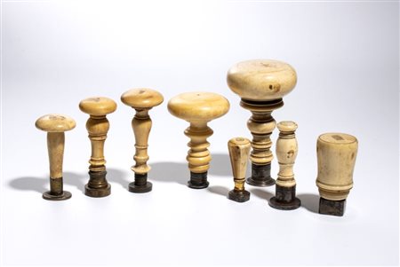  gruppo di otto sigilli per ceralacca, impugnatura in avorio - Francia, XIX secolo