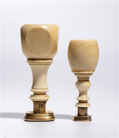  Due sigilli per ceralacca, impugnatura in avorio - Francia, XIX secolo