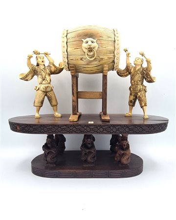  Gruppo scultoreo in avorio di mammut e palissandro - Cina, XX secolo