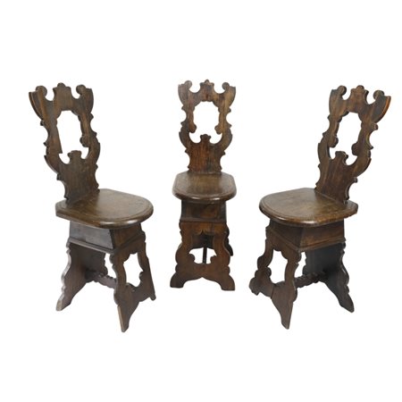 3 sgabelli, XVIII Secolo 3 sgabelli in noce con piede e schienale "a lira"...