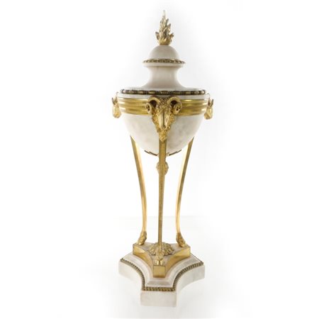 Antica cassolette XIX secolo Cassolette con struttura a tripode, sostegni a...