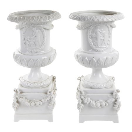 Coppia vasi - Francia XIX secolo Coppia di vasi in porcellana bianca con...