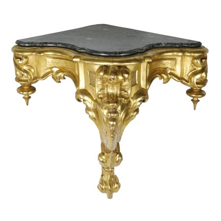 Consolle dorata, metà XIX secolo Consolle ad angolo finemente intagliata e...