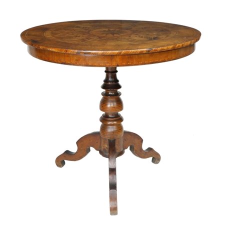 Tavolo Sorrento Prima metà XIX secolo Tavolo in legno di noce con piano...