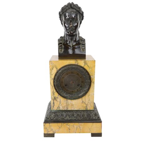 Orologio Seconda metà XIX secolo Orologio in marmo giallo Siena, sormontato...