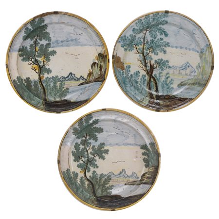 Tre piatti Castelli Inizi XIX secolo Ø 23,0 cm Tre piatti in ceramica di...