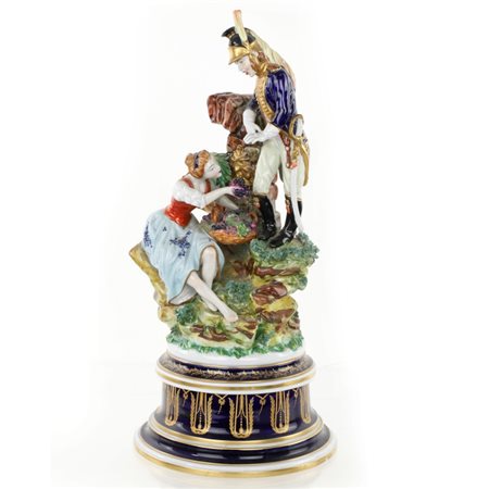 Gruppo in porcellana "scena romantica con soldato" - Francia XX secolo Gruppo...