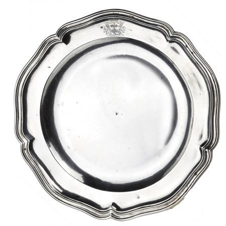 Piatto in argento con stemma araldico metà del XIX secolo