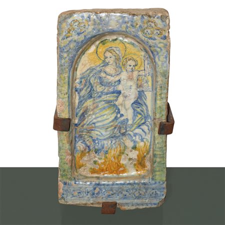Madonna con bambino entro lunetta con zefiri in testa, mattone dipinto in maiolica di Caltagirone policroma invetriata, 18° secolo