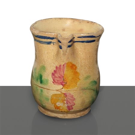 Cannata in maiolica di Caltagirone invetriata con fiore policromo al fronte