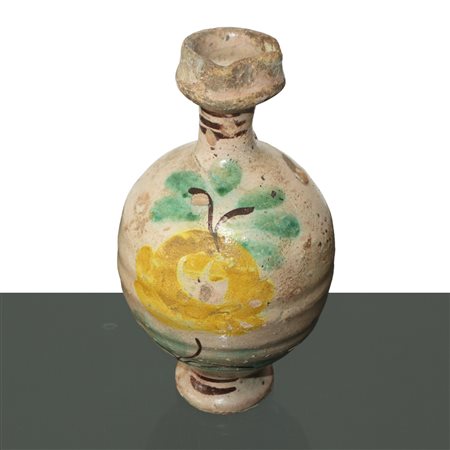 Orciolo in maiolica di Caltagirone con fiore policromo dipinto sul fronte