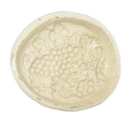 Formella ovale raffigurante uva in maiolica di Caltagirone