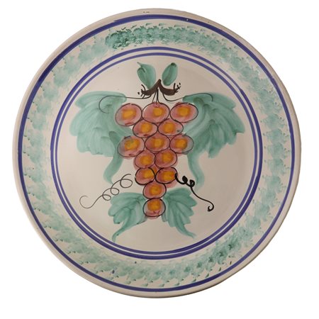 Grande piatto decorativo in ceramica di Caltagirone raffigurante uva