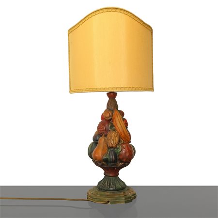 Lampada da tavolo con base  in legno scolpita con abbondanza di frutti dipinti e laccati