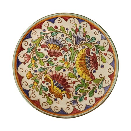 Piatto in ceramica policroma dipinta a motivi floreali e smaltata