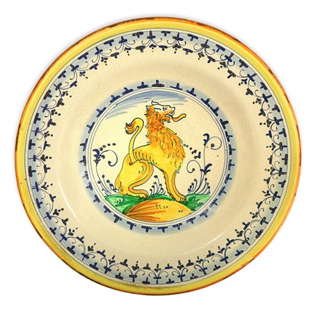 Piatto in ceramica dipinta policroma con leone sul fronte