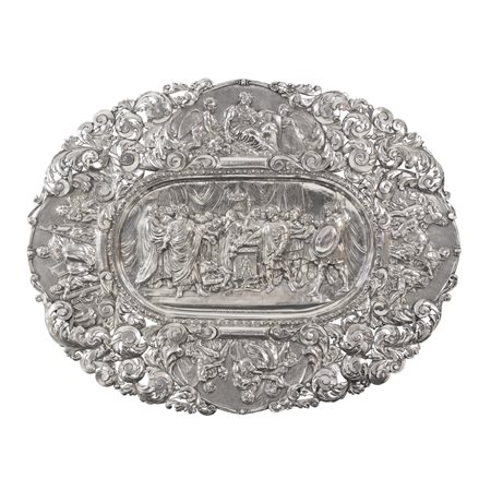 Grande piatto da parata in argento sbalzato, Milano, prima del 1935