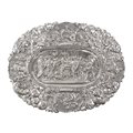 Grande piatto da parata in argento sbalzato, Milano, prima del 1935