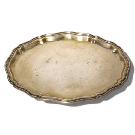 Vassoio ovale in argento con bordo sagomato in stile Settecento