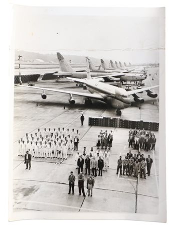 Fotografia del XX secolo raffigurante base aerea con velivoli e gruppi di personale