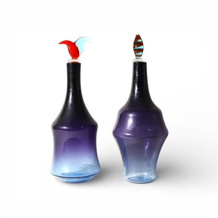 Coppia di bottiglie in vetro azzurro-blu