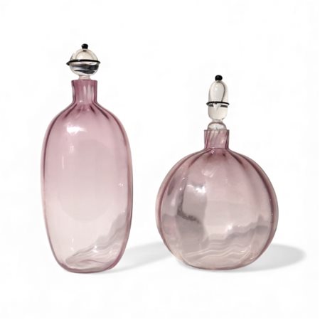 Coppia di bottiglie da tavola in vetro violetto