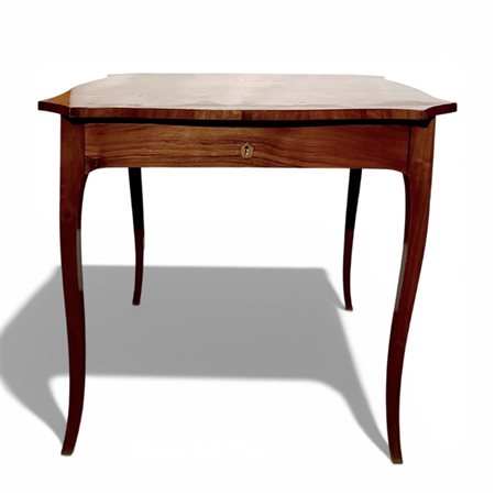 Tavolino da gioco in noce intarsiato col gioco del filetto