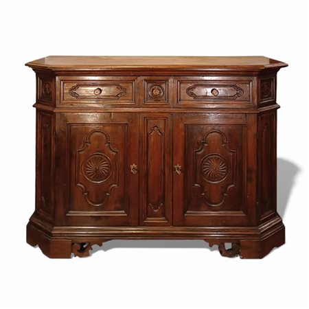 Credenza in stile Seicento in noce intagliato a patina scura
