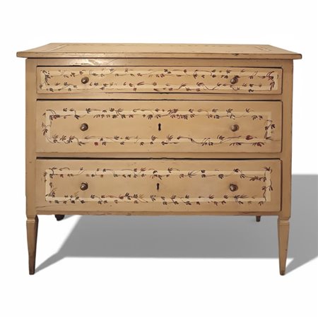 Cassettone in legno dolce dipinto color avorio e decorato a motivi fitomorfi