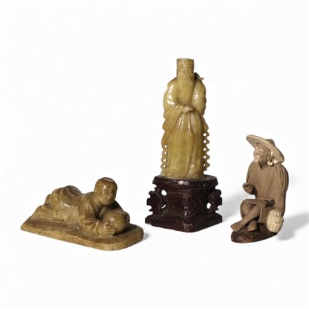 Gruppo di tre figure orientali in pietra scolpita