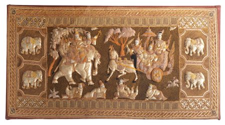Pannello tessile indiano ricamato raffigurante scena mitologica con figure ed elefanti