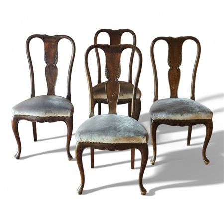 Quattro sedie inglesi in mogano intagliato, ricoperte in velluto grigio