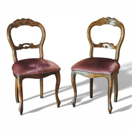 Due sedie in stile Luigi Filippo in noce, ricoperte in velluto bordeaux
