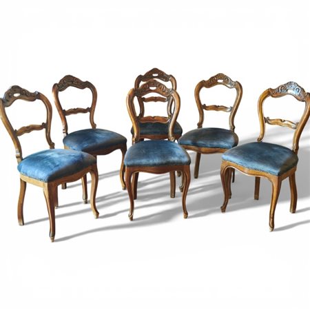 Sei sedie in stile Luigi Filippo in noce intagliato, ricoperte in velluto azzurro
