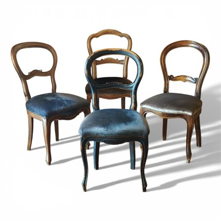 Quattro sedie in stile Luigi Filippo in noce intagliato, ricoperte in velluto grigio