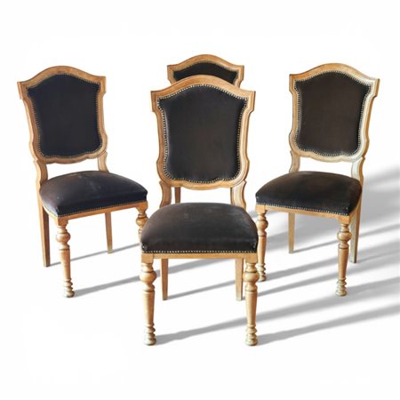 Quattro sedie in noce biondo, spalliera sagomata, gambe tornite ricoperte in velluto nero