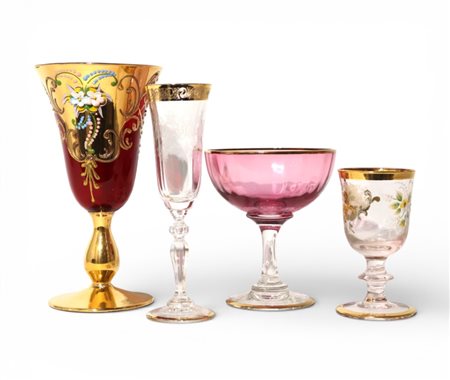 Quattro calici in vetro con bordi in oro