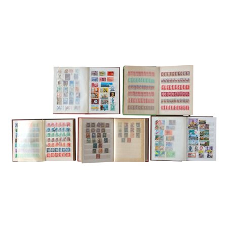 Cinque classificatori con francobolli