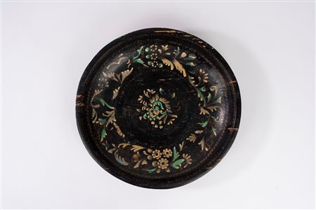 Vassoio circolare in legno laccato a fondo nero, Venezia secolo XVIII