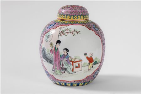 Giara in porcellana con coperchio, smaltata nei toni del rosa con figure entro pannelli polilobati, Cina, 20th century