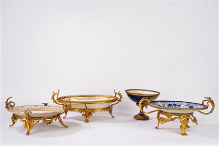 Tre piatti e un’alzatina in porcellana policroma con montatura in bronzo dorato, Francia