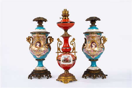Lotto composto da tre vasi in porcellana policroma con finiture in bronzo, montati al lume, fine secolo XIX - inizi XX
