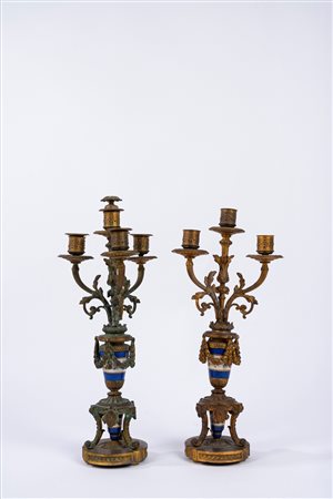 Coppia di candelabri in bronzo e porcellana, fine secolo XIX