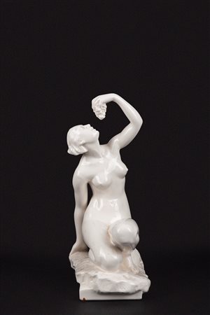 Scultura in porcellana bianca raffigurante nudo di donna con grappolo d'uva