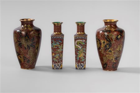 Gruppo composto da una coppia di vasi cloisonnè decoro floreale nei toni del rosso scuro e un'altra coppia di vasetti cloisonnè a corpo quadrato con fenice e drago su sfondo rosso intenso, Cina, 20th century