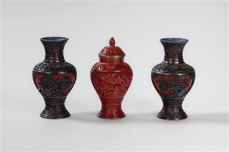 Piccolo trittico con vasi in lacca bicolore e potiche in lacca rossa, Cina, 20th century