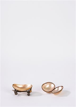 Lotto composto da due oggetti in madreperla