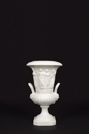 Vaso biansato in porcellana bianca