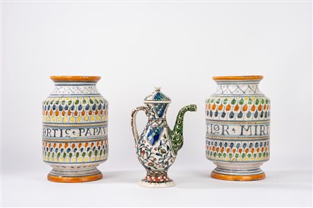 Due albarelli e un'oliera in maiolica policroma