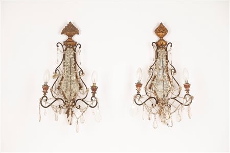 Due appliques in legno intagliato e dorato con pendenti in vetro